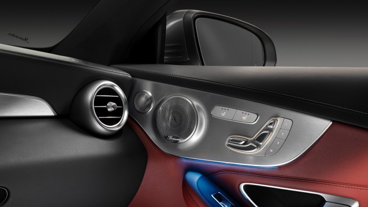 Daar is hij dan, de nieuwe Mercedes-Benz C-Klasse Coup. Hij is zowel langer als breder dan zijn voorganger, maar het meest groeide hij in stijl. Hier lees je alles over de nieuwe Coup uit Stuttgart.