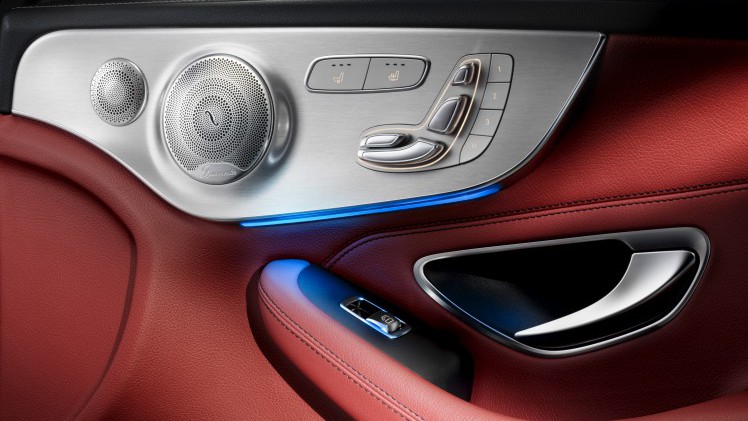 Daar is hij dan, de nieuwe Mercedes-Benz C-Klasse Coup. Hij is zowel langer als breder dan zijn voorganger, maar het meest groeide hij in stijl. Hier lees je alles over de nieuwe Coup uit Stuttgart.