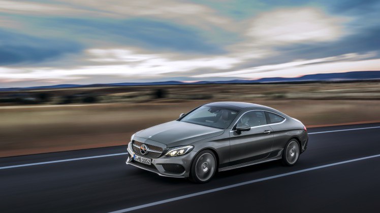 Daar is hij dan, de nieuwe Mercedes-Benz C-Klasse Coup. Hij is zowel langer als breder dan zijn voorganger, maar het meest groeide hij in stijl. Hier lees je alles over de nieuwe Coup uit Stuttgart.
