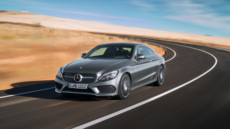 Daar is hij dan, de nieuwe Mercedes-Benz C-Klasse Coup. Hij is zowel langer als breder dan zijn voorganger, maar het meest groeide hij in stijl. Hier lees je alles over de nieuwe Coup uit Stuttgart.
