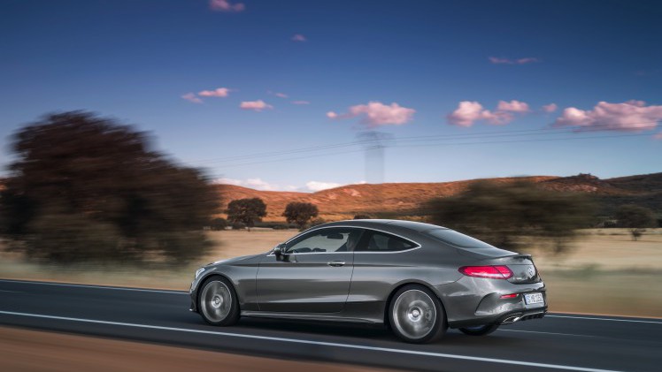 Daar is hij dan, de nieuwe Mercedes-Benz C-Klasse Coup. Hij is zowel langer als breder dan zijn voorganger, maar het meest groeide hij in stijl. Hier lees je alles over de nieuwe Coup uit Stuttgart.