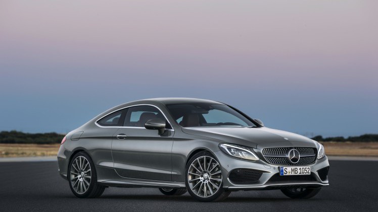 Daar is hij dan, de nieuwe Mercedes-Benz C-Klasse Coup. Hij is zowel langer als breder dan zijn voorganger, maar het meest groeide hij in stijl. Hier lees je alles over de nieuwe Coup uit Stuttgart.