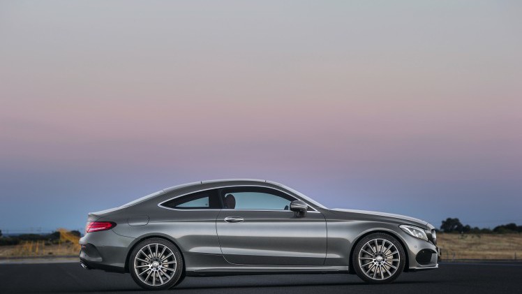 Daar is hij dan, de nieuwe Mercedes-Benz C-Klasse Coup. Hij is zowel langer als breder dan zijn voorganger, maar het meest groeide hij in stijl. Hier lees je alles over de nieuwe Coup uit Stuttgart.