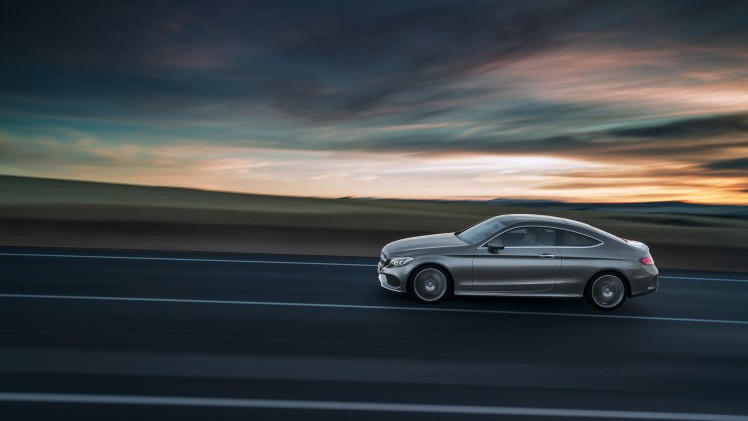 Daar is hij dan, de nieuwe Mercedes-Benz C-Klasse Coup. Hij is zowel langer als breder dan zijn voorganger, maar het meest groeide hij in stijl. Hier lees je alles over de nieuwe Coup uit Stuttgart.