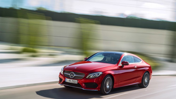 Daar is hij dan, de nieuwe Mercedes-Benz C-Klasse Coup. Hij is zowel langer als breder dan zijn voorganger, maar het meest groeide hij in stijl. Hier lees je alles over de nieuwe Coup uit Stuttgart.