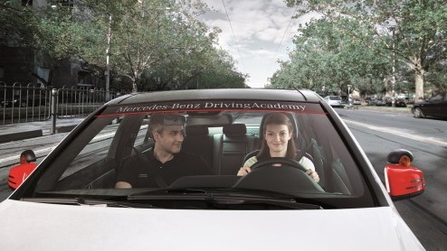 Maarten Zethoven klaar voor eerste rijles van Mercedes-Benz Driving Academy.