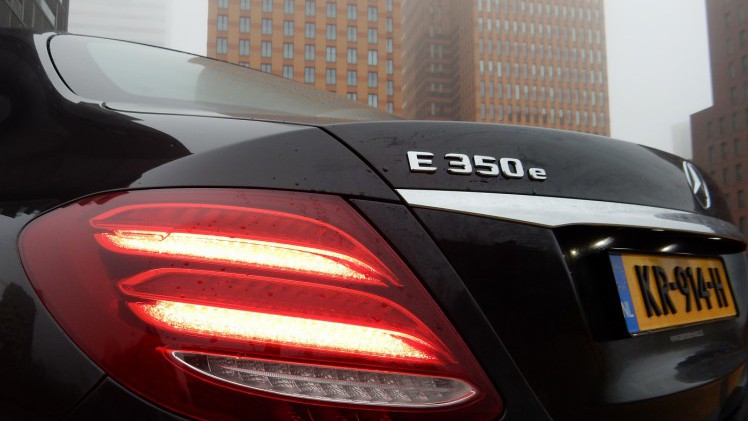 Met de E-Klasse heeft Mercedes-Benz altijd een sterke speler in het segment gehad. Met deze generatie is aan de line-up ook een plug-in hybridevariant toegevoegd. AutoVandaag doet een rijtest.