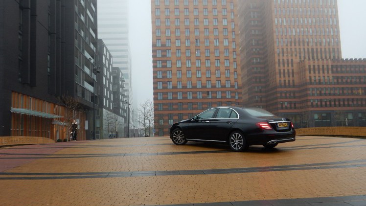 Met de E-Klasse heeft Mercedes-Benz altijd een sterke speler in het segment gehad. Met deze generatie is aan de line-up ook een plug-in hybridevariant toegevoegd. AutoVandaag doet een rijtest.