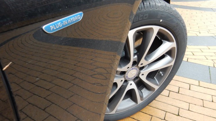 Met de E-Klasse heeft Mercedes-Benz altijd een sterke speler in het segment gehad. Met deze generatie is aan de line-up ook een plug-in hybridevariant toegevoegd. AutoVandaag doet een rijtest.
