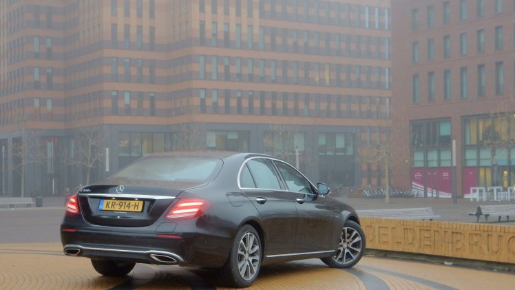 Met de E-Klasse heeft Mercedes-Benz altijd een sterke speler in het segment gehad. Met deze generatie is aan de line-up ook een plug-in hybridevariant toegevoegd. AutoVandaag doet een rijtest.