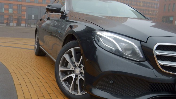 Met de E-Klasse heeft Mercedes-Benz altijd een sterke speler in het segment gehad. Met deze generatie is aan de line-up ook een plug-in hybridevariant toegevoegd. AutoVandaag doet een rijtest.