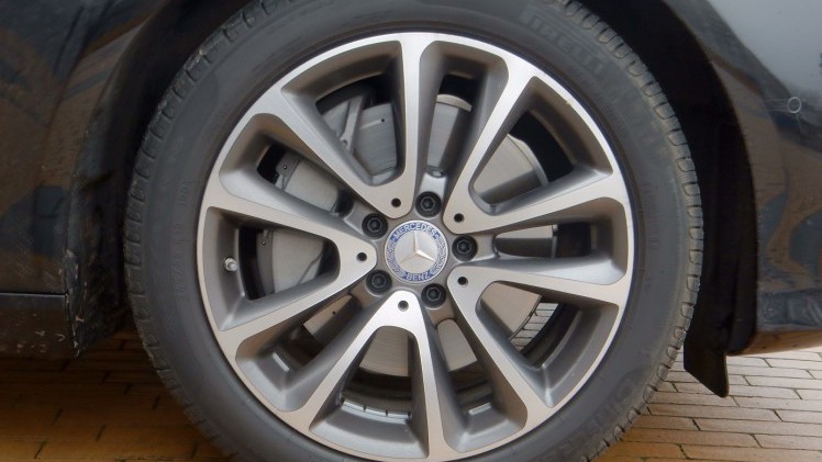 Met de E-Klasse heeft Mercedes-Benz altijd een sterke speler in het segment gehad. Met deze generatie is aan de line-up ook een plug-in hybridevariant toegevoegd. AutoVandaag doet een rijtest.