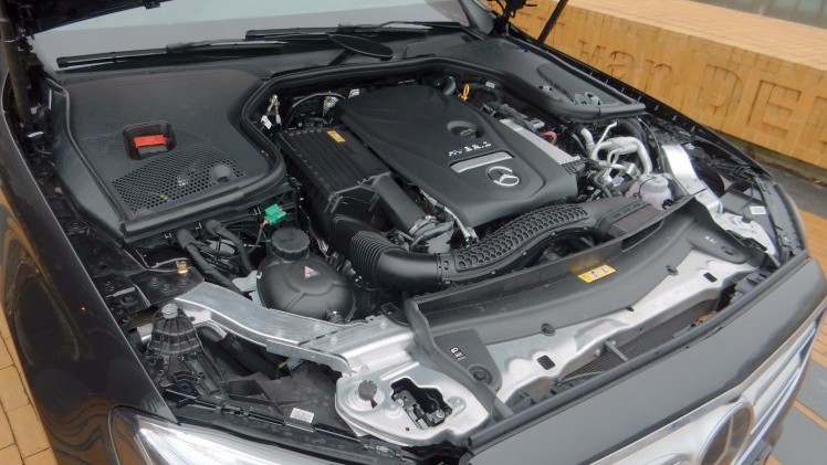 Met de E-Klasse heeft Mercedes-Benz altijd een sterke speler in het segment gehad. Met deze generatie is aan de line-up ook een plug-in hybridevariant toegevoegd. AutoVandaag doet een rijtest.
