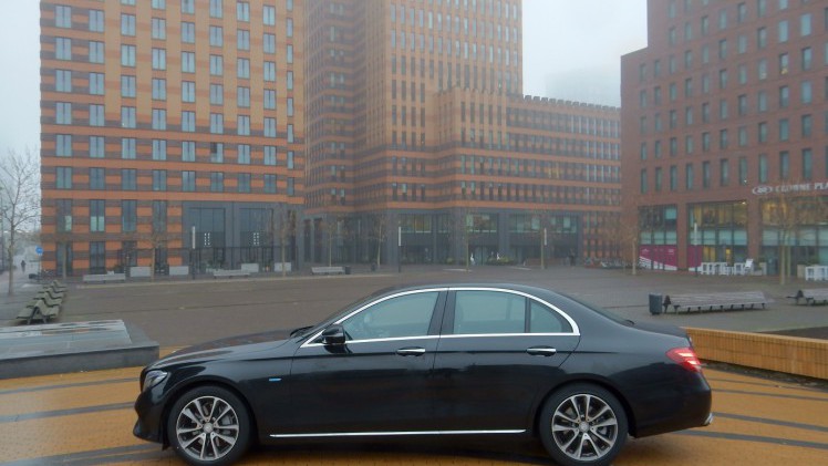Met de E-Klasse heeft Mercedes-Benz altijd een sterke speler in het segment gehad. Met deze generatie is aan de line-up ook een plug-in hybridevariant toegevoegd. AutoVandaag doet een rijtest.