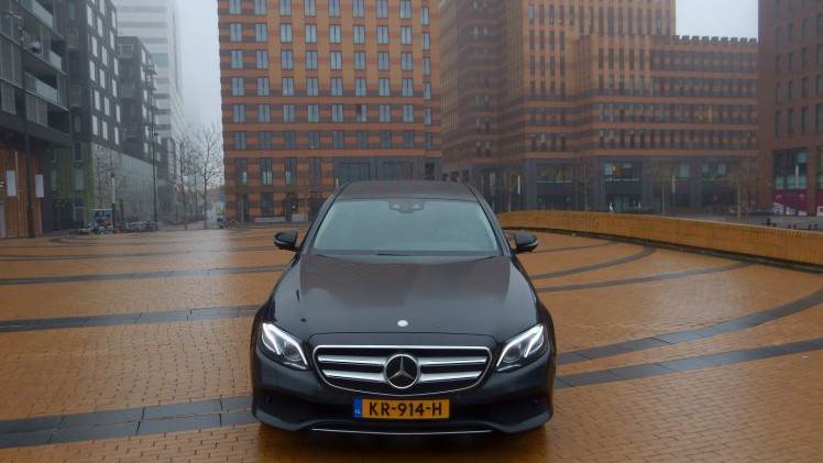 Met de E-Klasse heeft Mercedes-Benz altijd een sterke speler in het segment gehad. Met deze generatie is aan de line-up ook een plug-in hybridevariant toegevoegd. AutoVandaag doet een rijtest.