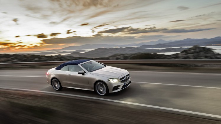 Na het donkere teaserbeeld is de auto nu goed te zien: de nieuwe Mercedes-Benz E-Klasse Cabrio. De auto is er ook meteen als 25th Anniversary.