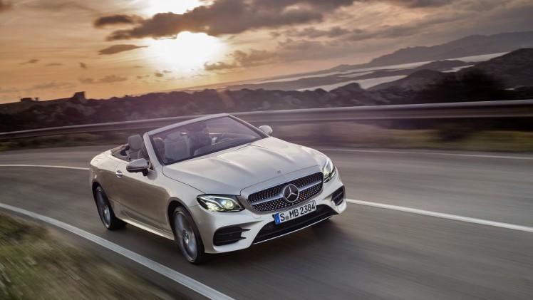 Na het donkere teaserbeeld is de auto nu goed te zien: de nieuwe Mercedes-Benz E-Klasse Cabrio. De auto is er ook meteen als 25th Anniversary.