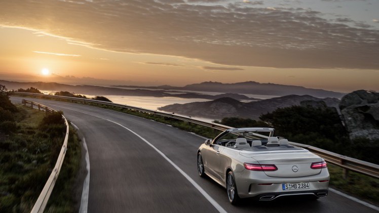 Na het donkere teaserbeeld is de auto nu goed te zien: de nieuwe Mercedes-Benz E-Klasse Cabrio. De auto is er ook meteen als 25th Anniversary.