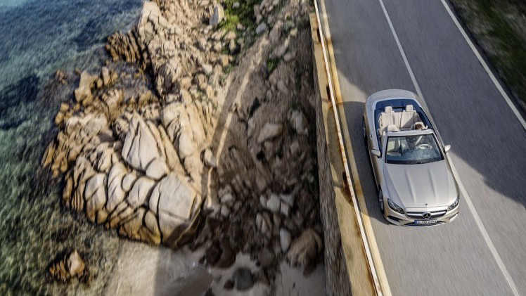 Na het donkere teaserbeeld is de auto nu goed te zien: de nieuwe Mercedes-Benz E-Klasse Cabrio. De auto is er ook meteen als 25th Anniversary.