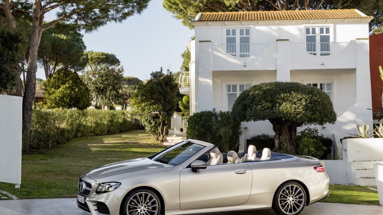 Na het donkere teaserbeeld is de auto nu goed te zien: de nieuwe Mercedes-Benz E-Klasse Cabrio. De auto is er ook meteen als 25th Anniversary.