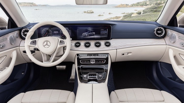 Na het donkere teaserbeeld is de auto nu goed te zien: de nieuwe Mercedes-Benz E-Klasse Cabrio. De auto is er ook meteen als 25th Anniversary.