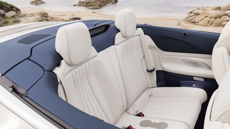 Na het donkere teaserbeeld is de auto nu goed te zien: de nieuwe Mercedes-Benz E-Klasse Cabrio. De auto is er ook meteen als 25th Anniversary.