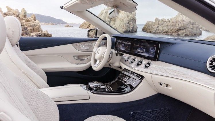 Na het donkere teaserbeeld is de auto nu goed te zien: de nieuwe Mercedes-Benz E-Klasse Cabrio. De auto is er ook meteen als 25th Anniversary.