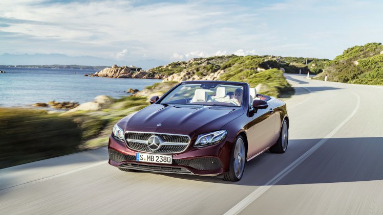 Na het donkere teaserbeeld is de auto nu goed te zien: de nieuwe Mercedes-Benz E-Klasse Cabrio. De auto is er ook meteen als 25th Anniversary.