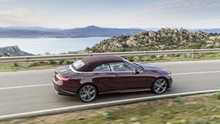 Na het donkere teaserbeeld is de auto nu goed te zien: de nieuwe Mercedes-Benz E-Klasse Cabrio. De auto is er ook meteen als 25th Anniversary.