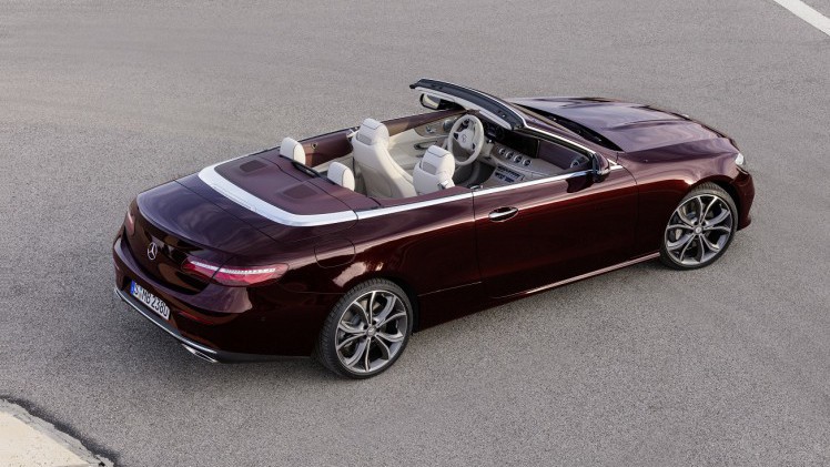 Na het donkere teaserbeeld is de auto nu goed te zien: de nieuwe Mercedes-Benz E-Klasse Cabrio. De auto is er ook meteen als 25th Anniversary.