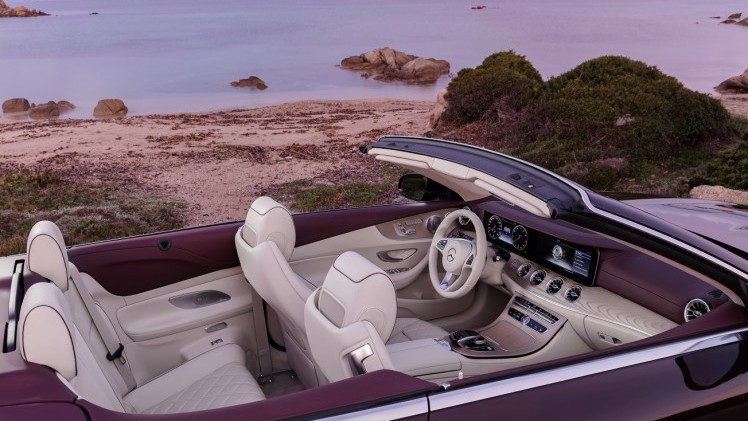 Na het donkere teaserbeeld is de auto nu goed te zien: de nieuwe Mercedes-Benz E-Klasse Cabrio. De auto is er ook meteen als 25th Anniversary.