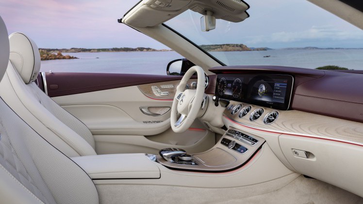 Na het donkere teaserbeeld is de auto nu goed te zien: de nieuwe Mercedes-Benz E-Klasse Cabrio. De auto is er ook meteen als 25th Anniversary.
