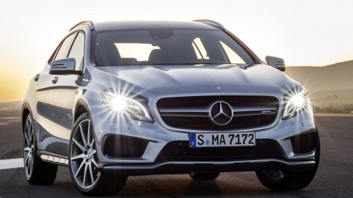 Mercedes-Benz heeft nu ook de GLA 45 AMG in de prijslijst opgenomen. De 360 pk sterke GLA is met een vanafprijs van 66.995 euro bijna 6.500 euro duurder dan de A 45 AMG.