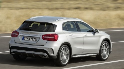 Mercedes-Benz heeft nu ook de GLA 45 AMG in de prijslijst opgenomen. De 360 pk sterke GLA is met een vanafprijs van 66.995 euro bijna 6.500 euro duurder dan de A 45 AMG.