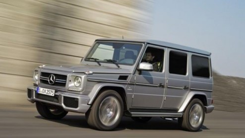 Mercedes-Benz gaat de G-klasse ingrijpend vernieuwen. De terreinbeul zal volgens de eerste berichten moderner gaan ogen en ook flink wat kilos minder aan gewicht op de schaal gaan leggen.