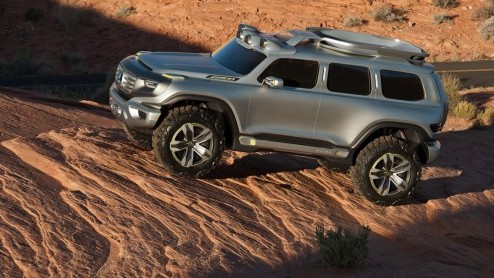Mercedes-Benz gaat de G-klasse ingrijpend vernieuwen. De terreinbeul zal volgens de eerste berichten moderner gaan ogen en ook flink wat kilos minder aan gewicht op de schaal gaan leggen.