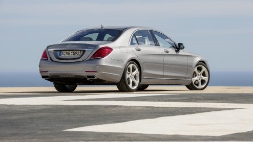 Mercedes-Benz S-Klasse als plug-in hybride leverbaar. In september komt de S 500 Plug-in Hybrid bij de dealer te staan vanaf 114.900 euro, met 14% bijtelling voor zakelijk rijders.