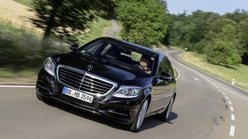 Mercedes-Benz S-Klasse als plug-in hybride leverbaar. In september komt de S 500 Plug-in Hybrid bij de dealer te staan vanaf 114.900 euro, met 14% bijtelling voor zakelijk rijders.