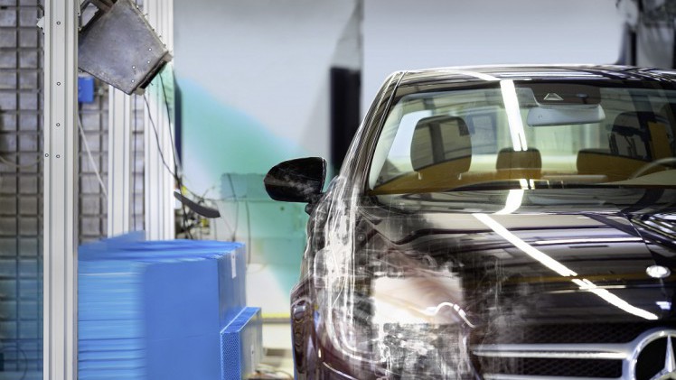 Mercedes-Benz gaat rntgentechnologie inzetten bij het uitvoeren van haar crashtests. Hiermee kunnen niet alleen scherpere beelden worden genomen, maar kan ook verder in de auto gekeken worden.