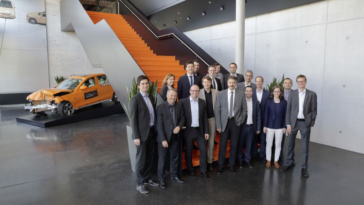 Mercedes-Benz gaat rntgentechnologie inzetten bij het uitvoeren van haar crashtests. Hiermee kunnen niet alleen scherpere beelden worden genomen, maar kan ook verder in de auto gekeken worden.