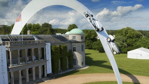 Wie deze dagen het Goodwood Festival of Speed bezoekt, kan niet om het enorme kunstwerk van Mercedes-Benz heen. Vorig jaar nog vierder Porsche op Goodwood 50 jaar 911 met een vergelijkbaar standbeeld.
