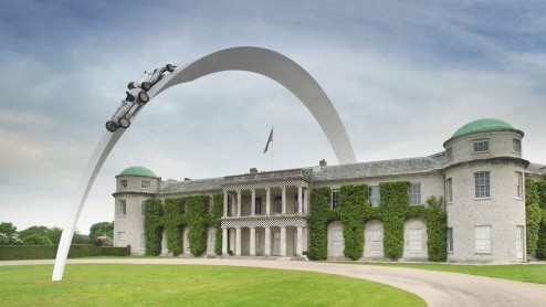 Wie deze dagen het Goodwood Festival of Speed bezoekt, kan niet om het enorme kunstwerk van Mercedes-Benz heen. Vorig jaar nog vierder Porsche op Goodwood 50 jaar 911 met een vergelijkbaar standbeeld.
