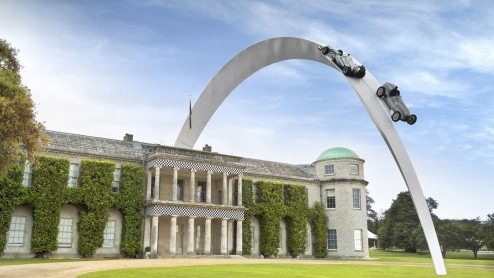 Wie deze dagen het Goodwood Festival of Speed bezoekt, kan niet om het enorme kunstwerk van Mercedes-Benz heen. Vorig jaar nog vierder Porsche op Goodwood 50 jaar 911 met een vergelijkbaar standbeeld.