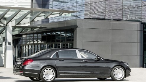 Waar je voor een nieuwe Maybach 57 een aantal jaren geleden nog minimaal een half miljoen euros mee moest nemen naar de showroom, mag de nieuwe Mercedes-Maybach voor een heel stuk minder weg.