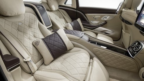 Waar je voor een nieuwe Maybach 57 een aantal jaren geleden nog minimaal een half miljoen euros mee moest nemen naar de showroom, mag de nieuwe Mercedes-Maybach voor een heel stuk minder weg.