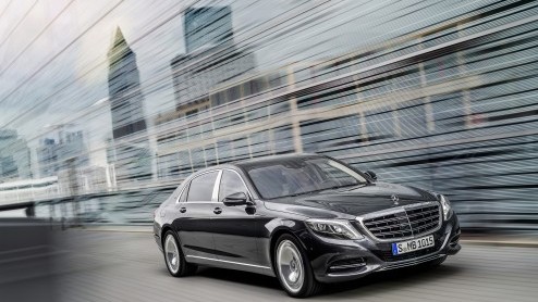 Waar je voor een nieuwe Maybach 57 een aantal jaren geleden nog minimaal een half miljoen euros mee moest nemen naar de showroom, mag de nieuwe Mercedes-Maybach voor een heel stuk minder weg.
