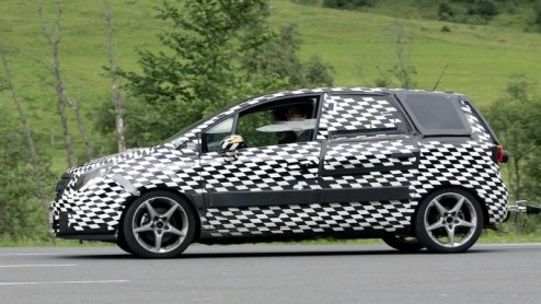 De nieuwe Opel Meriva verschijnt steeds meer in zijn eigen jas op de weg. Dankzij nieuwe beelden kunnen we nu een betere blek werpen op deze compacte ruimte-reus.
