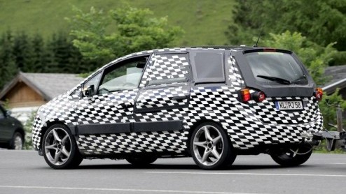 De nieuwe Opel Meriva verschijnt steeds meer in zijn eigen jas op de weg. Dankzij nieuwe beelden kunnen we nu een betere blek werpen op deze compacte ruimte-reus.
