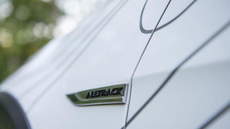 Hoog op de wielen en voorzieningen waar je rustig twee weken mee in het ruige terrein vooruit kunt, dat beidt de Volkswagen Golf Alltrack Country.