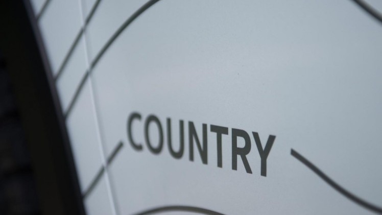 Hoog op de wielen en voorzieningen waar je rustig twee weken mee in het ruige terrein vooruit kunt, dat beidt de Volkswagen Golf Alltrack Country.